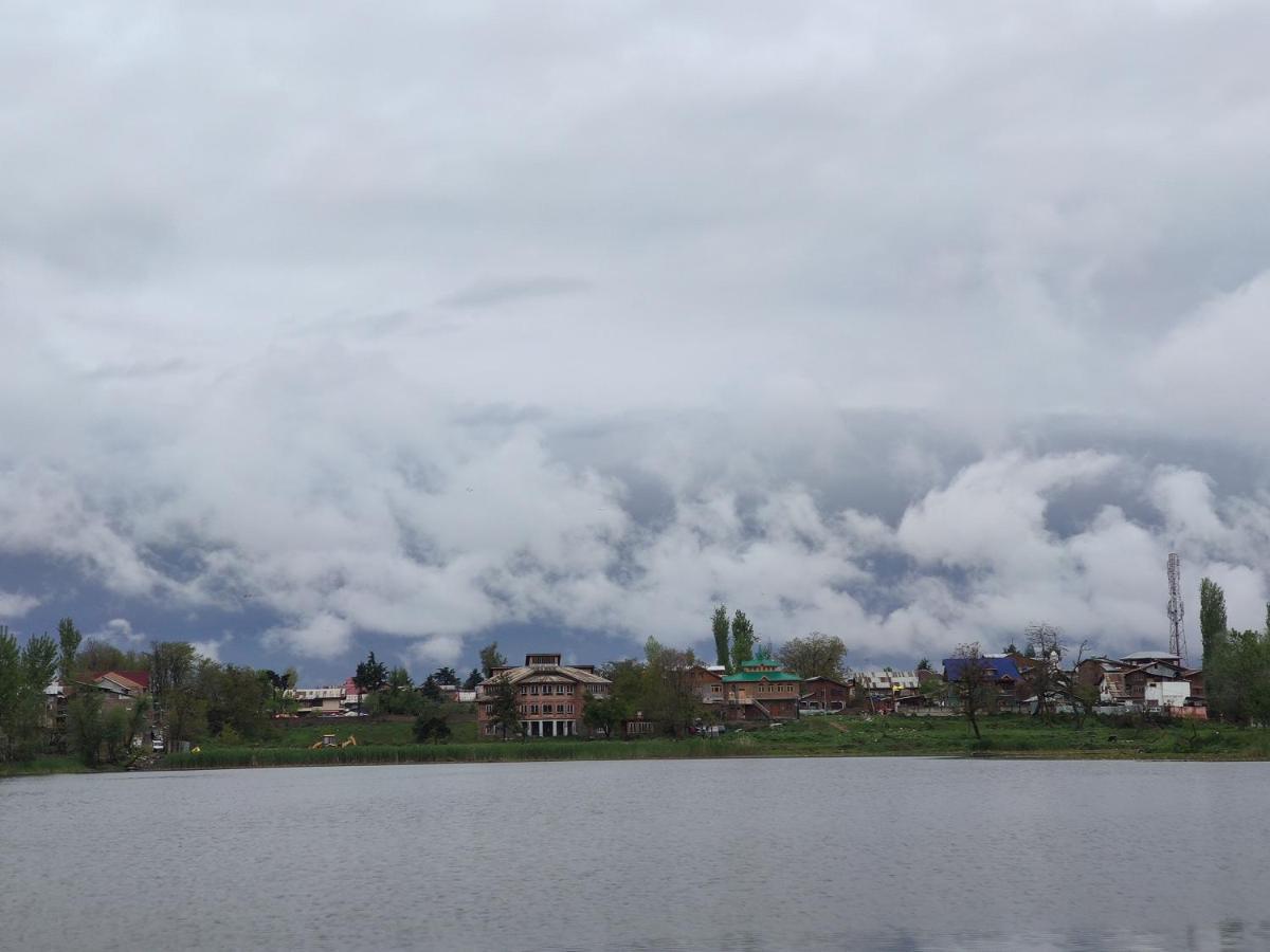 Lakeside Homestay Srinagar Exterior photo